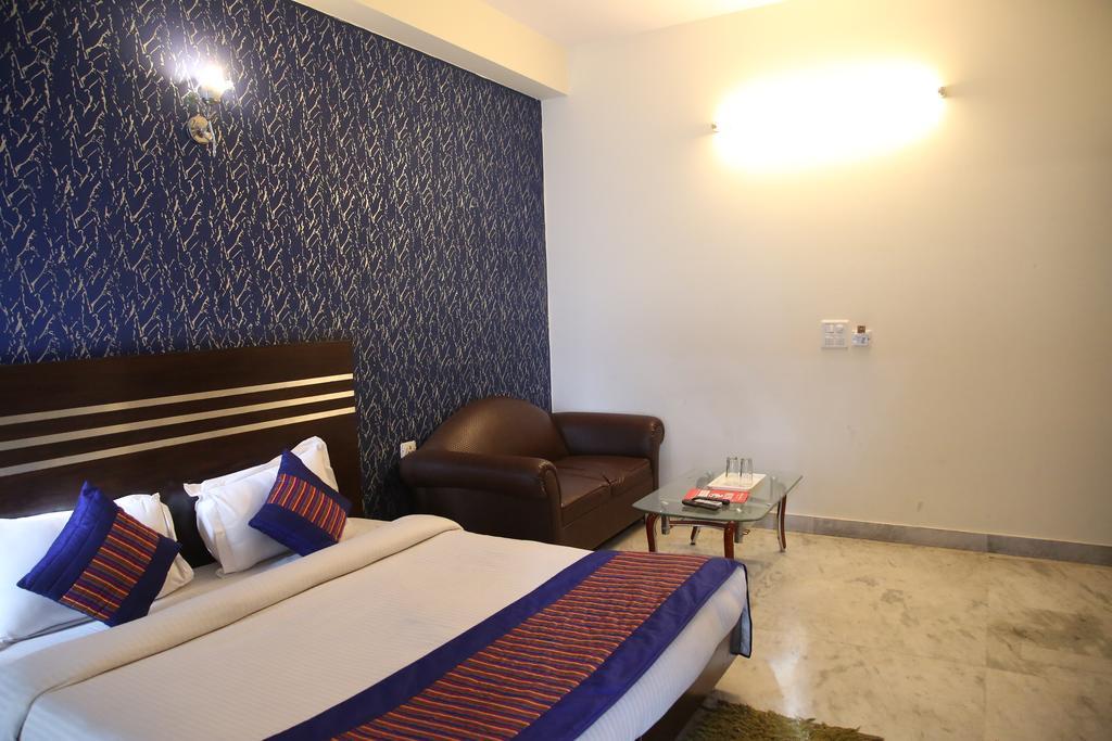 Hotel Mandakini Palace Delhi  Rum bild