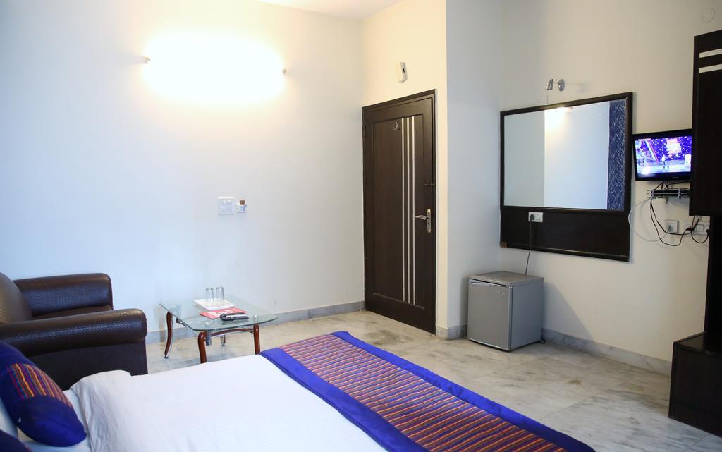Hotel Mandakini Palace Delhi  Rum bild