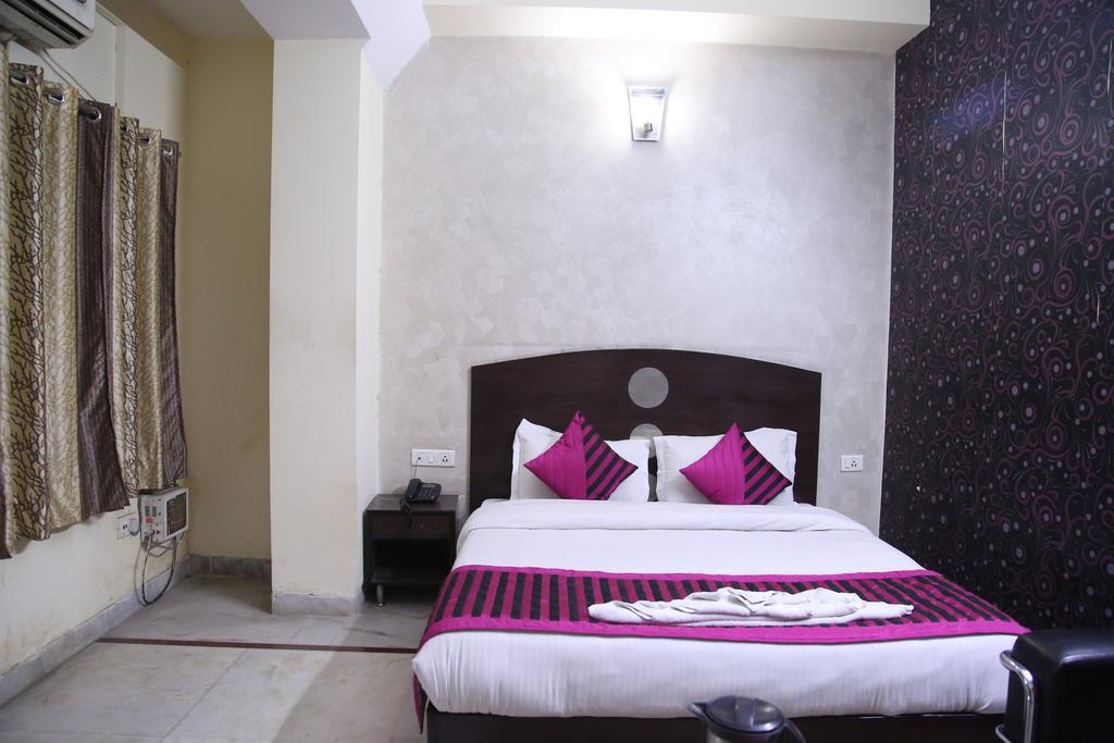 Hotel Mandakini Palace Delhi  Rum bild