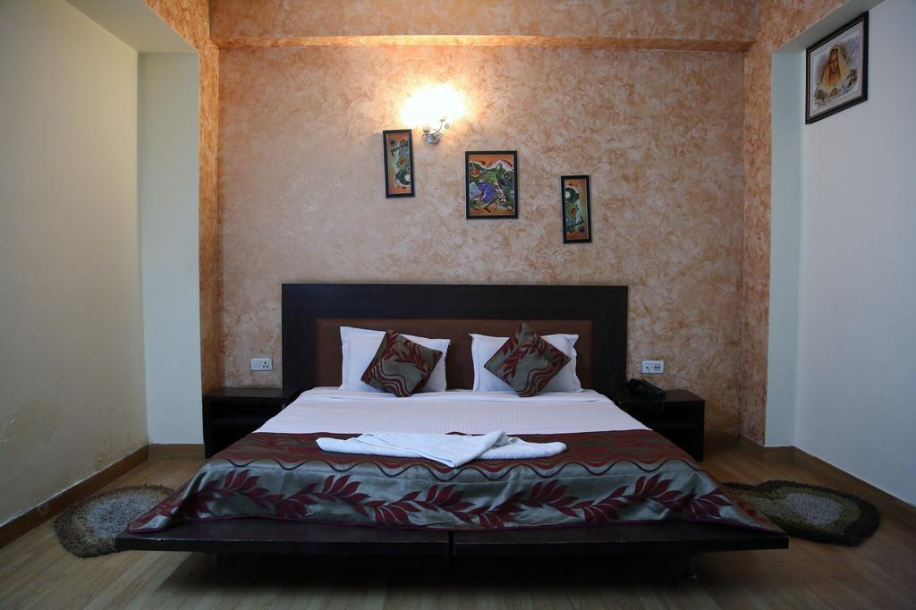 Hotel Mandakini Palace Delhi  Rum bild