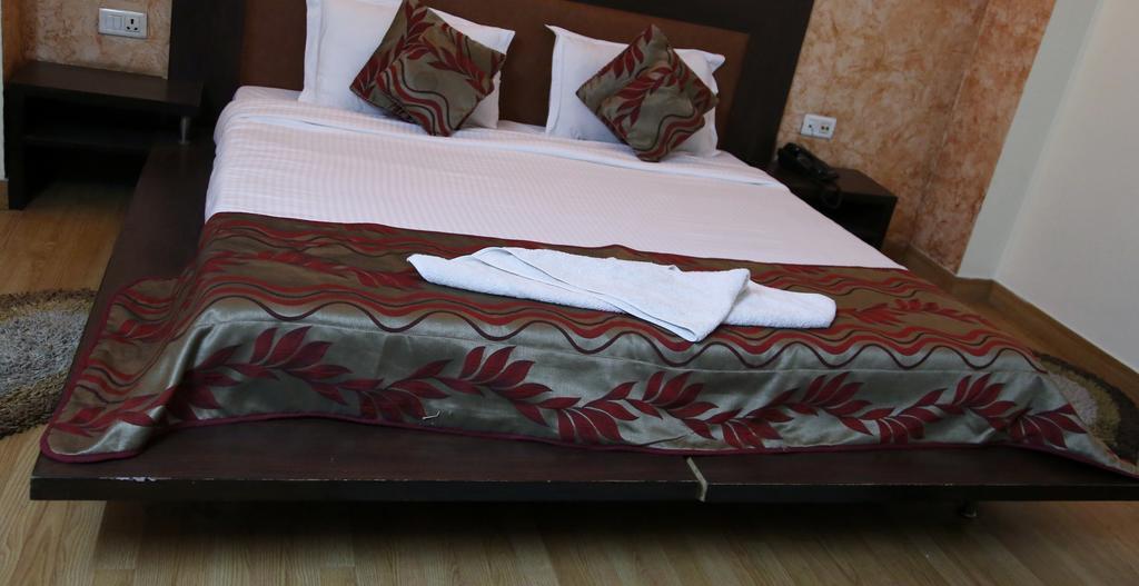 Hotel Mandakini Palace Delhi  Rum bild