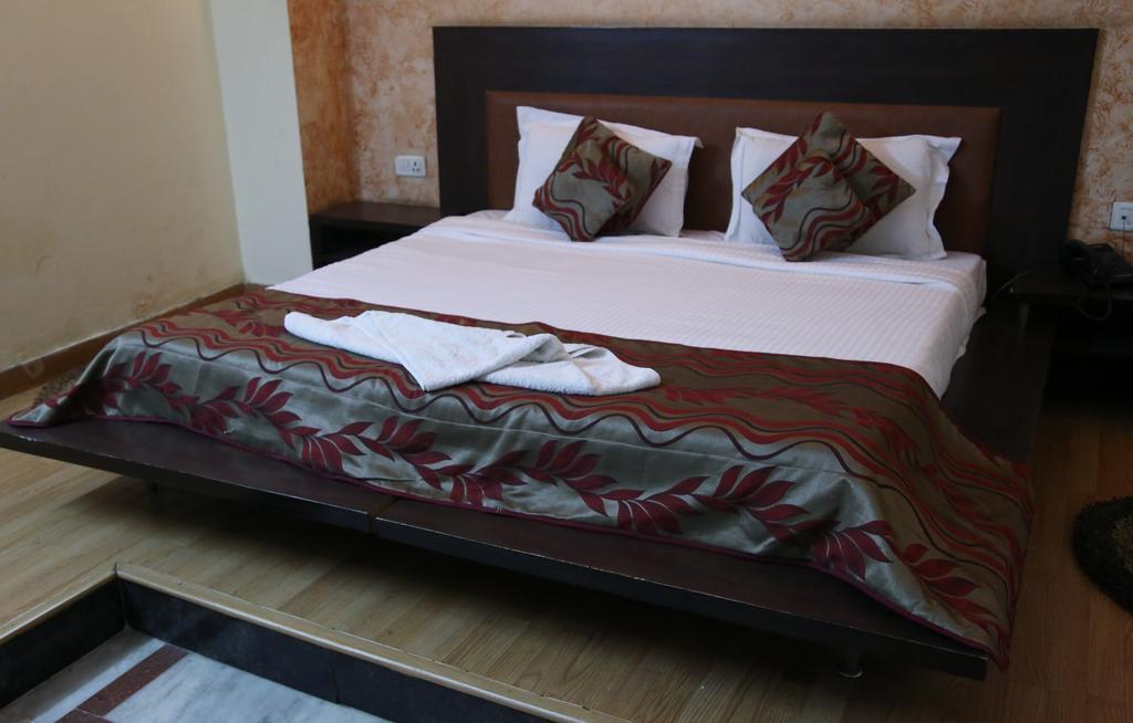 Hotel Mandakini Palace Delhi  Rum bild