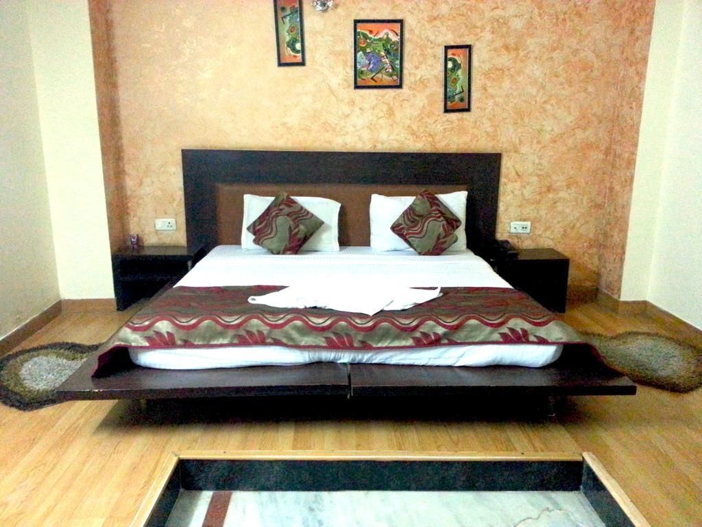 Hotel Mandakini Palace Delhi  Rum bild