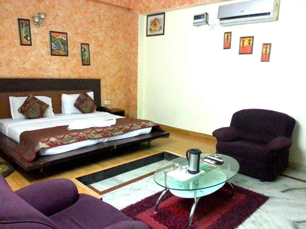 Hotel Mandakini Palace Delhi  Rum bild