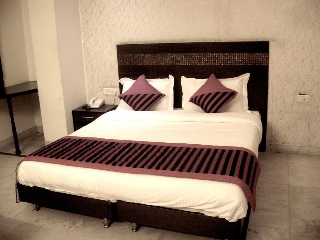Hotel Mandakini Palace Delhi  Rum bild