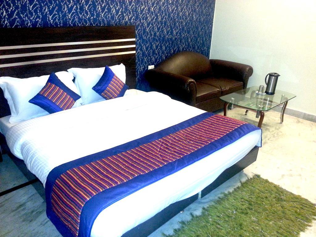 Hotel Mandakini Palace Delhi  Rum bild