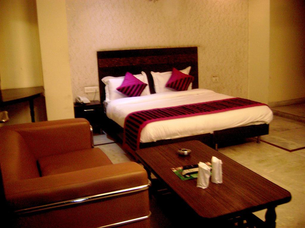 Hotel Mandakini Palace Delhi  Rum bild