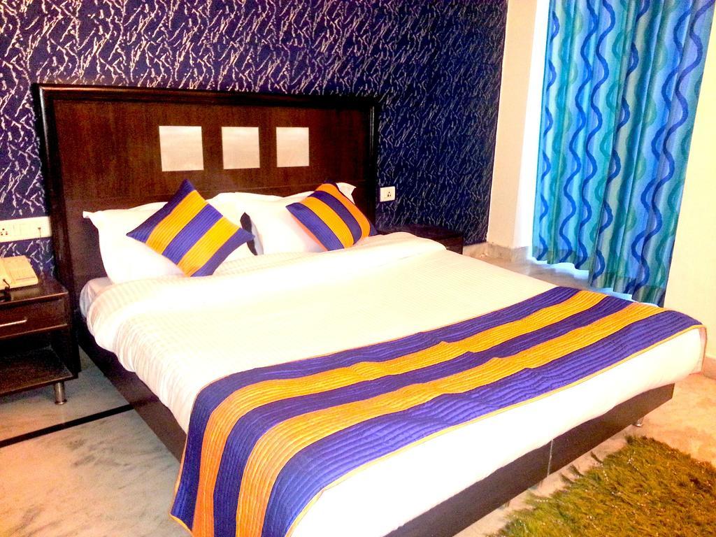 Hotel Mandakini Palace Delhi  Rum bild