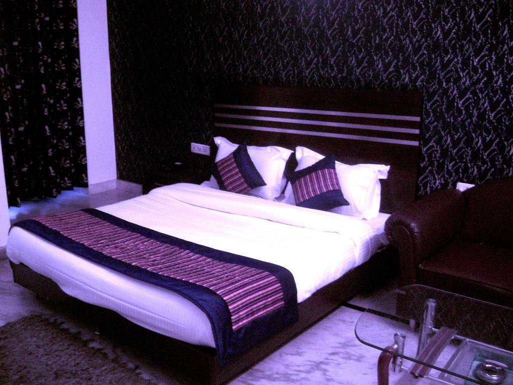 Hotel Mandakini Palace Delhi  Rum bild