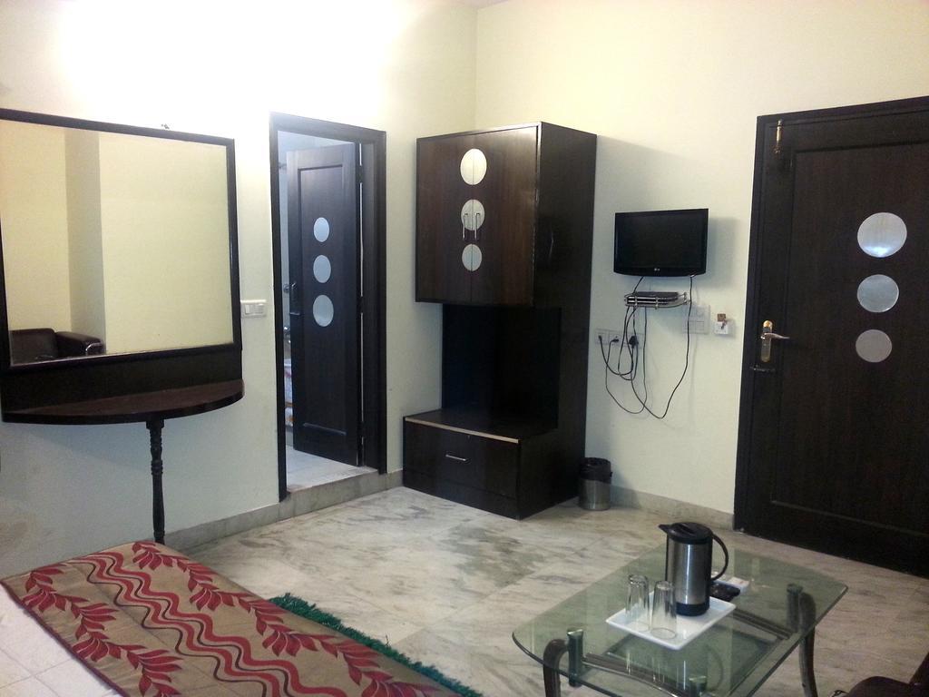Hotel Mandakini Palace Delhi  Rum bild